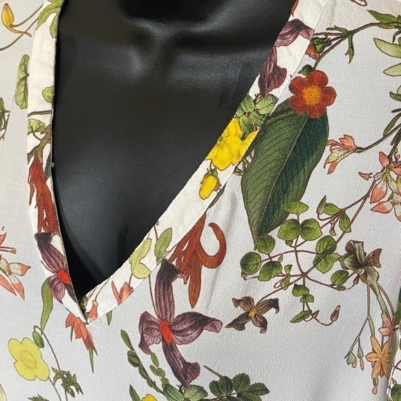 Euc Zara Woman 3/4 sleeve top, floral, v-neck, white/multicolour, size Small. - Picture 3 of 11